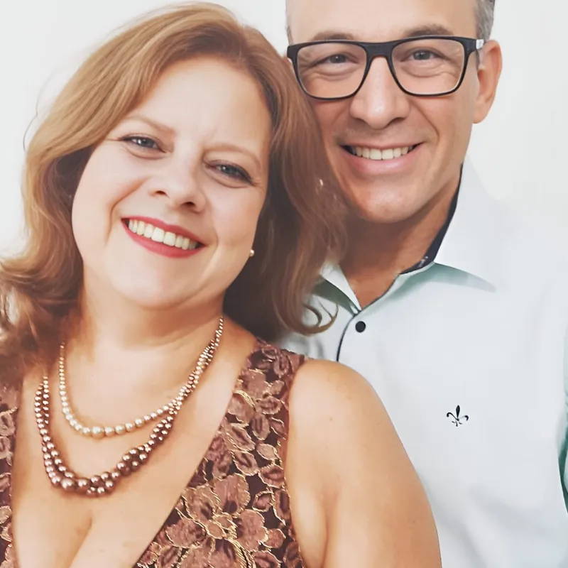 Casal sorrindo em encontro do Ministério de Famílias