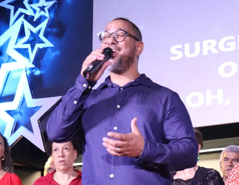 Momento de louvor no culto